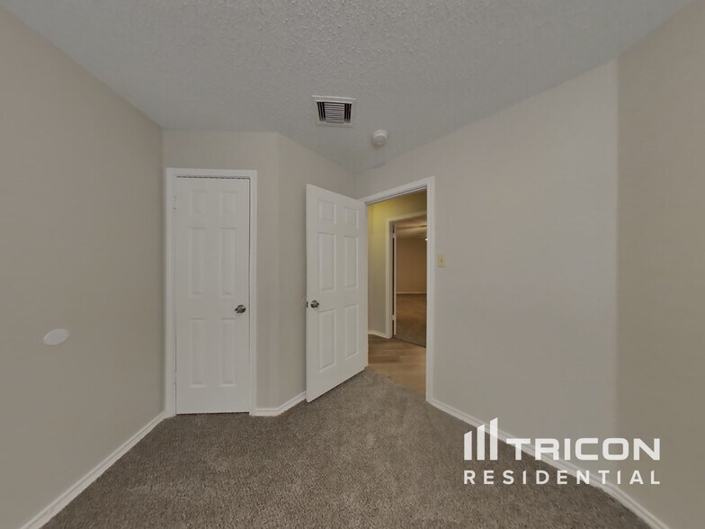 Building Photo - 8230 Longhorn Ridge Dr