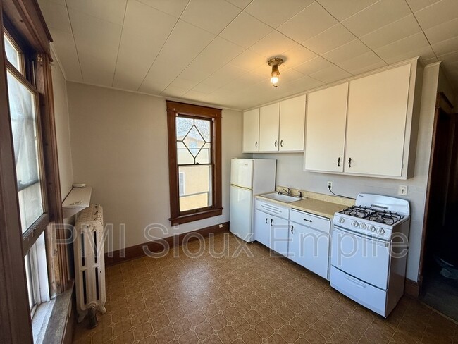 Building Photo - 731 W 18th St