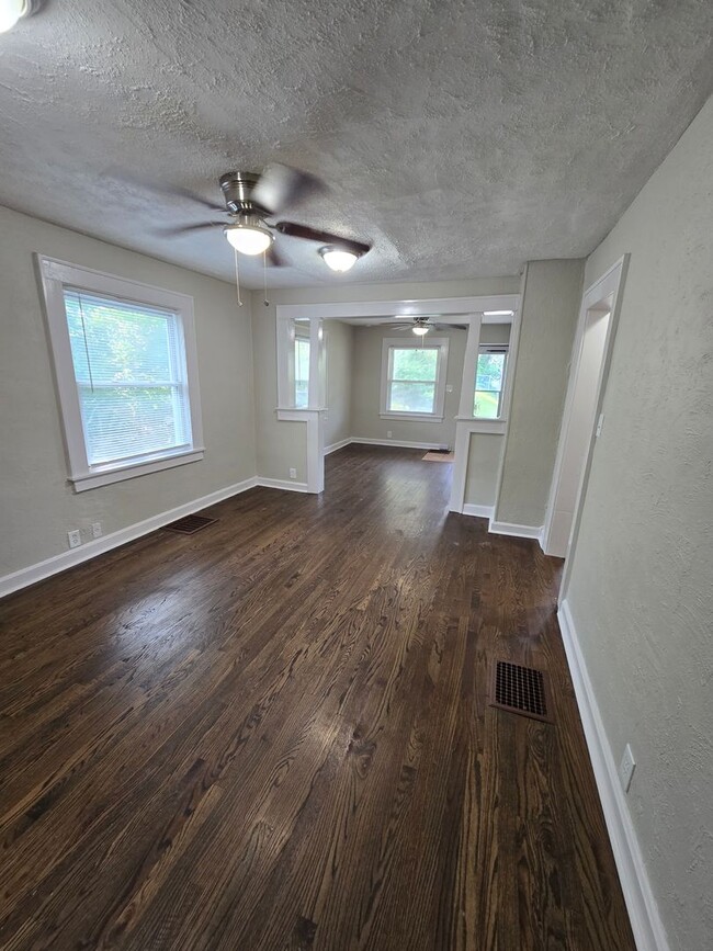Building Photo - Cozy 2 Bedroom