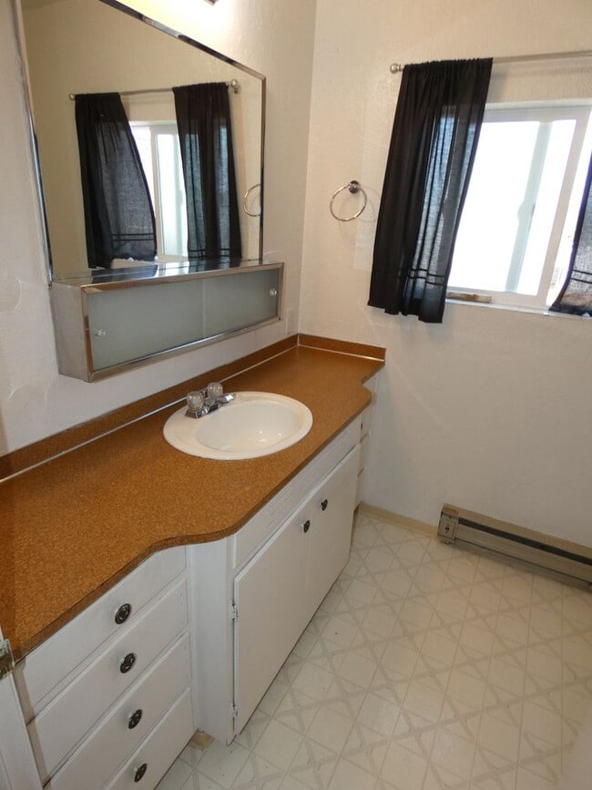 Building Photo - Cozy Cute on the West Side