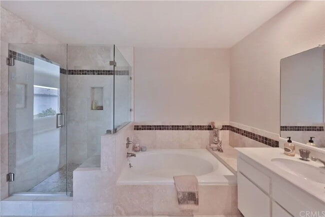 Building Photo - 1-Bedroom Retreat in Huntington Beach – Your Perfect Coastal Sanctuary!"