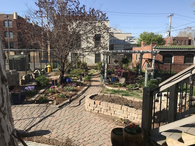 Building Photo - $2100 - AMAZING DESIGNED 2F UNIT LOCATED IN THE CWE!