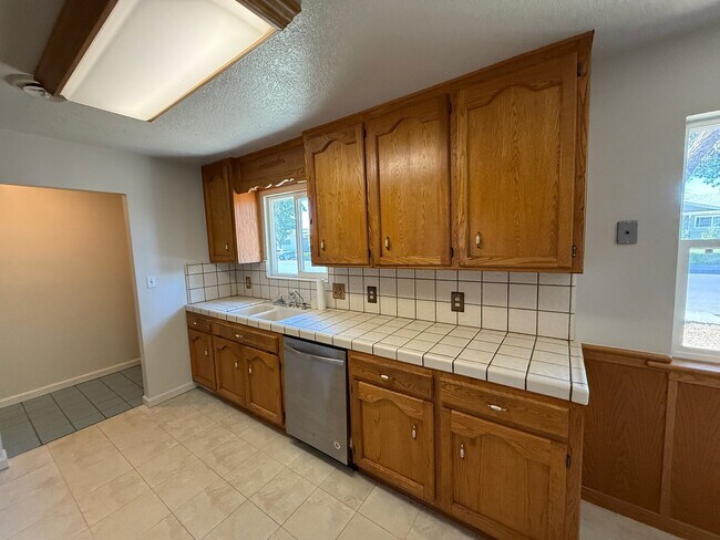 Building Photo - Single story home in east Modesto!