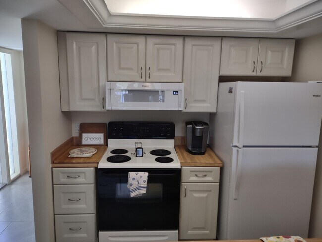 Building Photo - 5527 NE Gulfstream Way