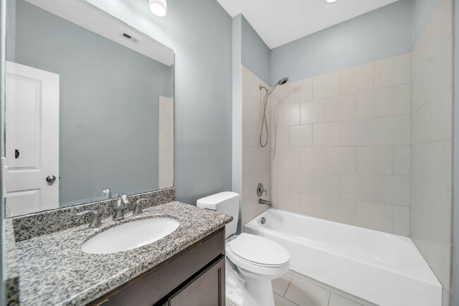 Building Photo - Nestled in the heart of Creekside Park - T...