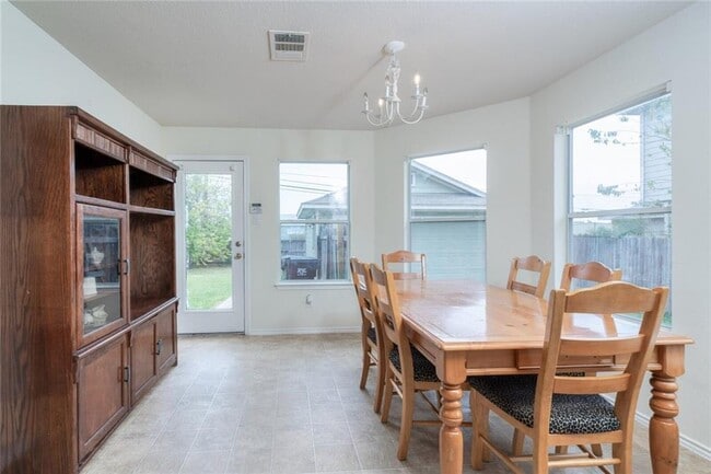 Building Photo - 2735 Fairview Dr