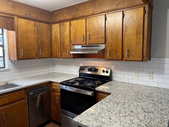 Building Photo - 215 S Oak Ave