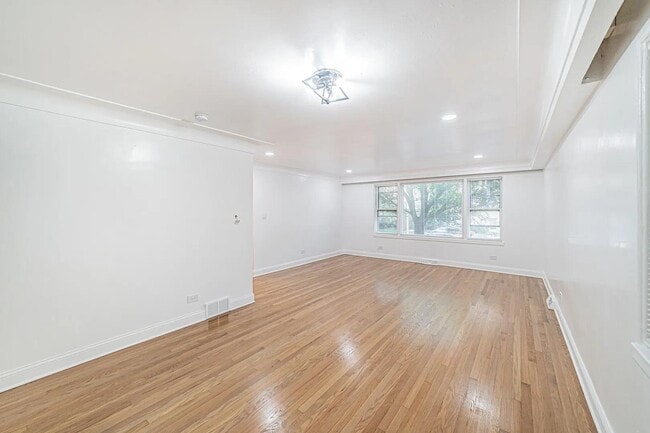 Building Photo - 7530 N Oakley Ave
