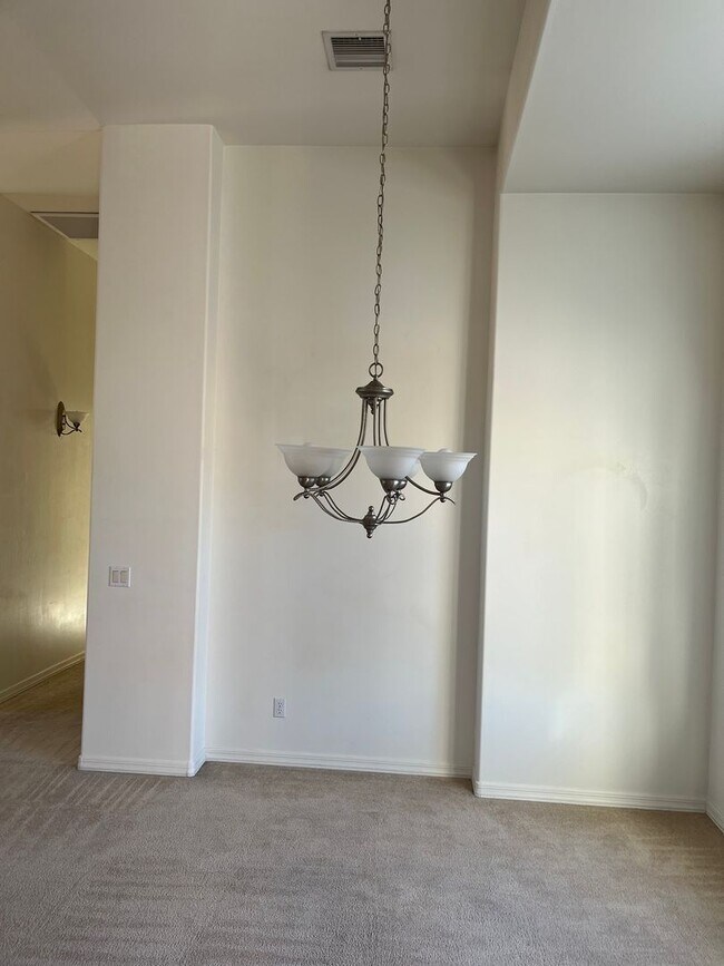 Building Photo - Elegant, spacious 3/2.5 home in gated LaPrivada