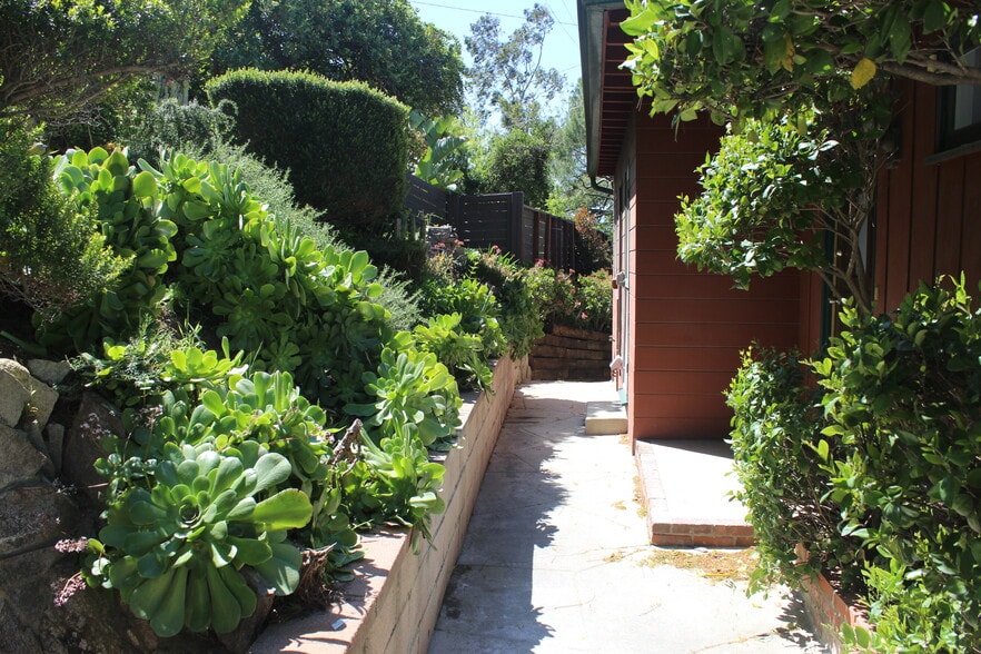 Building Photo - 934 Highline Rd