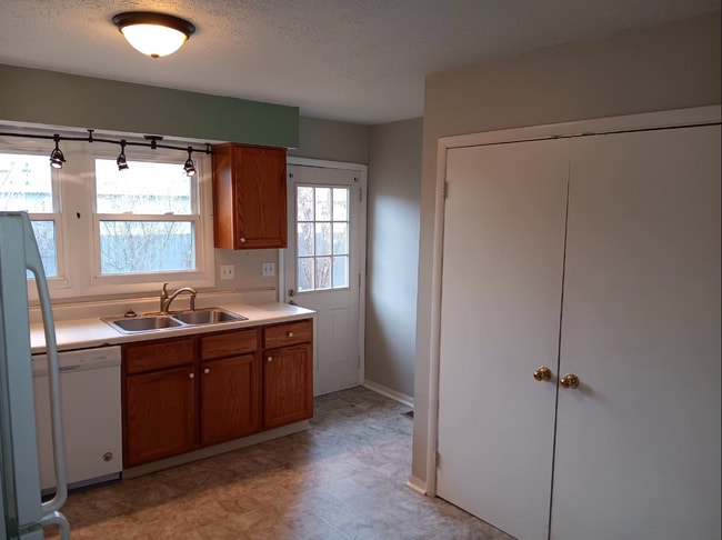 Building Photo - 209 W Green Meadows Dr