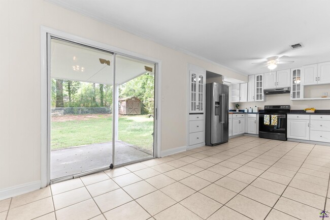 Building Photo - 846 S Forest Lake Dr