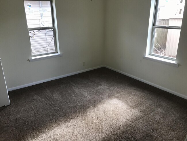 Building Photo - 205 W 34th St