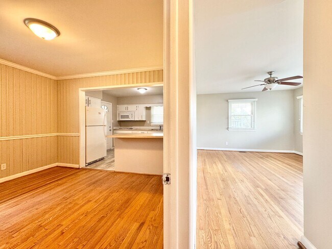 Building Photo - Charming 2BR with Refinished Hardwoods