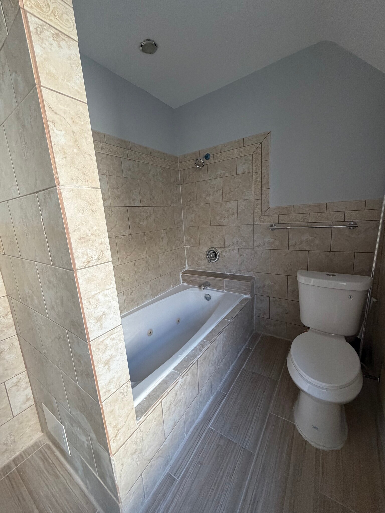 3rd fl bathroom - 4924 Hazel Ave