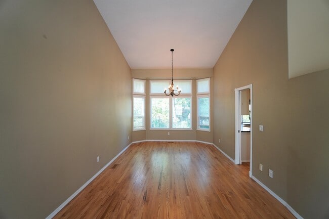 Building Photo - 2747 E Migratory Dr