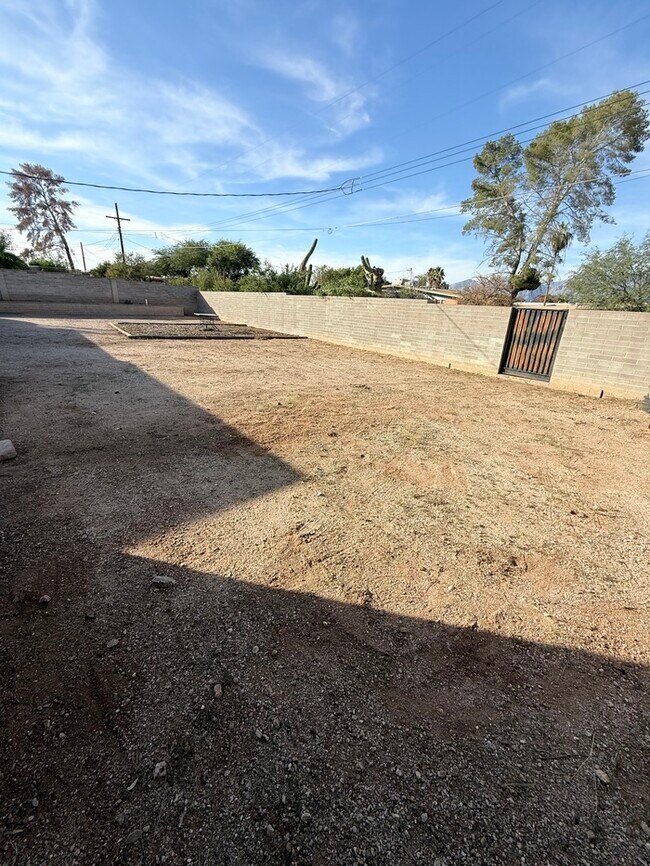 Building Photo - House For Rent