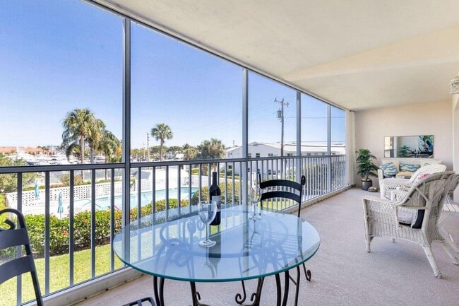 Building Photo - 907 Marina Dr