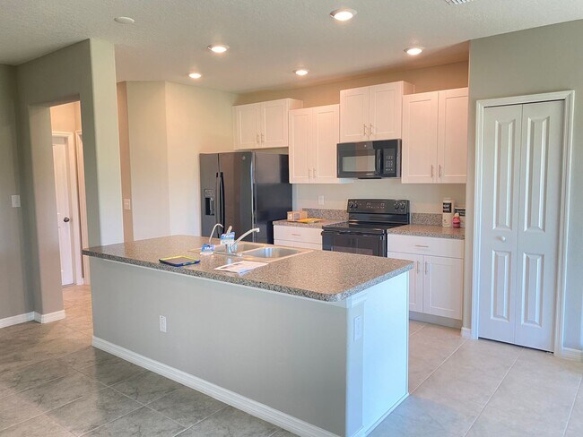Building Photo - 7049 Samuel Ivy Dr