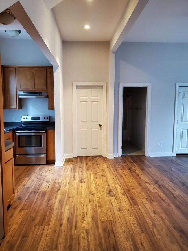 Building Photo - Newly Renovated 2B Apartment just Blocks f...