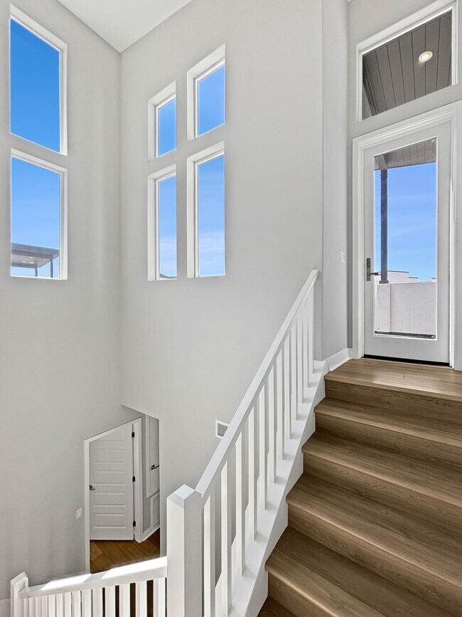 Building Photo - Stunning 3BD/2.5BA Townhouse in Mission Va...