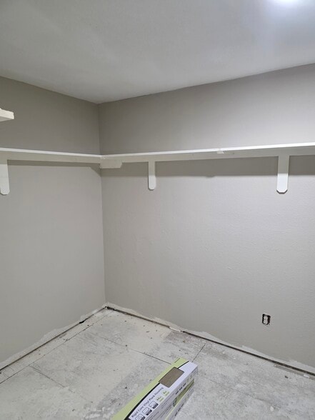 primary bedroom walk in closet - 4701 Cherry St
