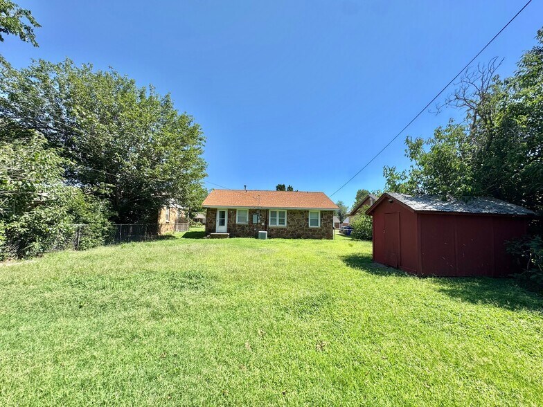 Building Photo - 252 E Coe Dr