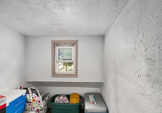 Building Photo - 1318 Division St