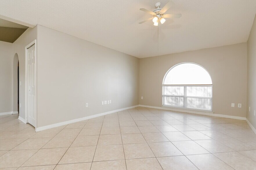 Building Photo - 225 Cranbrook Dr