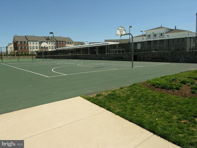 Building Photo - 422 Sheila St