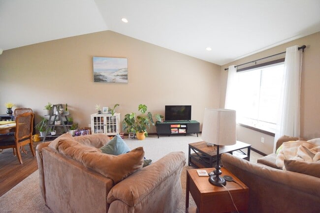 Building Photo - Beautiful and Spacious 4 Bedroom 3 Bath Available For Rent!