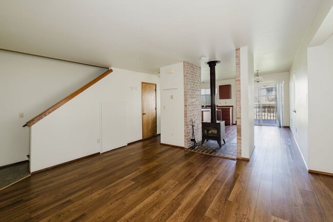 Building Photo - Desireable End Unit, Bremerton Triplex - A...