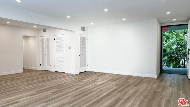 Building Photo - 414 N Palm Dr