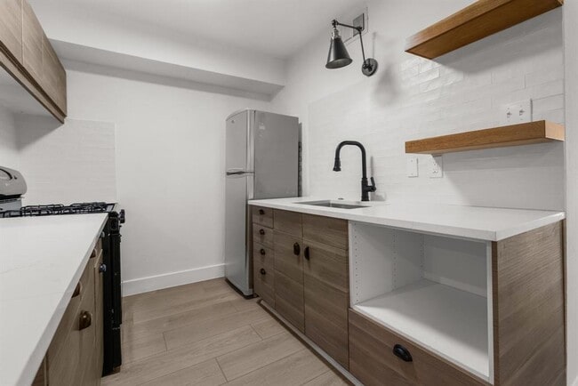 Building Photo - 505 W 7th St