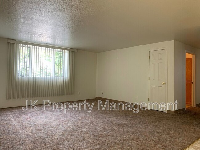 Building Photo - 1612 Sand Ct