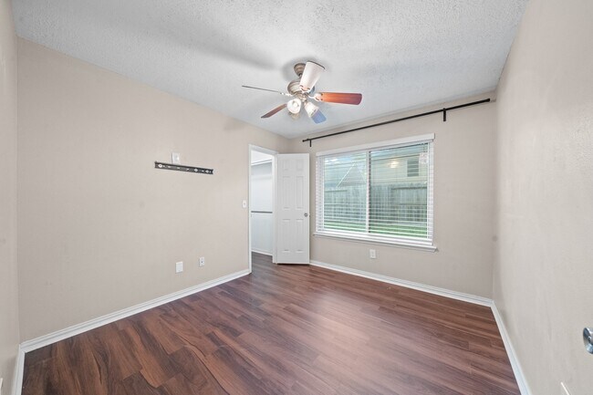 Building Photo - 18178 Holly Green Dr