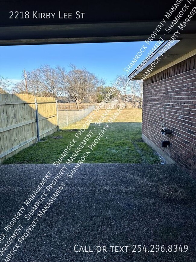 Building Photo - Duplex in Midway ISD!