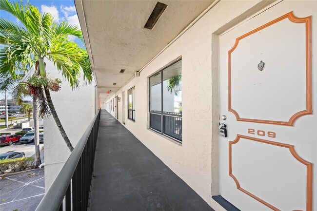 Building Photo - 1100 Crystal Lake Dr