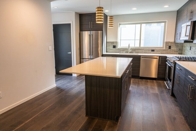 Building Photo - 3Bd/3.5Ba Seattle Townhouse