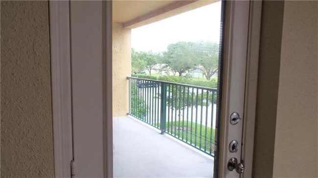 Building Photo - 833 Riverside Dr