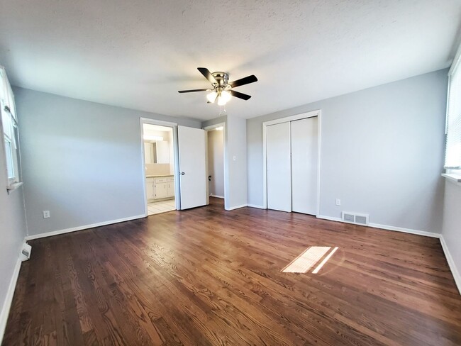 Building Photo - 3 Bed - 1.5 Bath Split-Level for Rent in I...