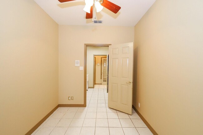 Building Photo - 503 W Avon Ct