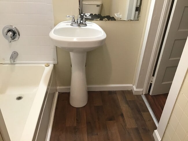Building Photo - Recently Upgraded 3 Bedroom in Downtown Ro...