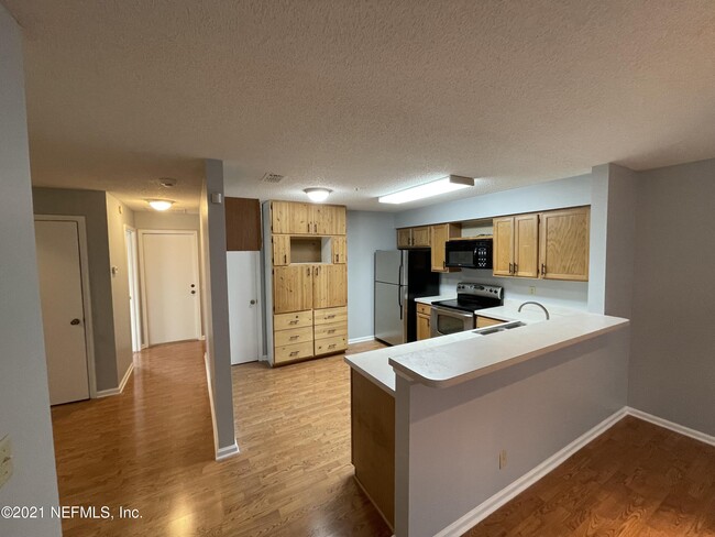 Building Photo - 1827 Wildwood Creek Ln