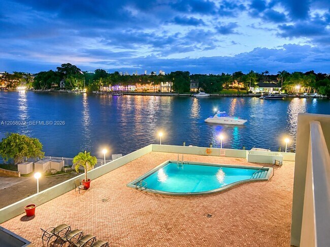 Building Photo - 5838 Collins Ave