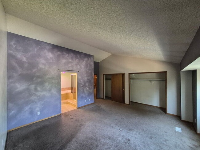 Building Photo - 4272 Kingsbury Dr