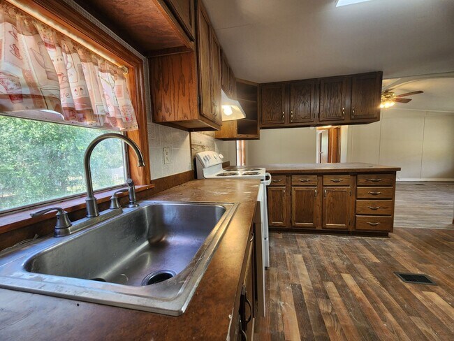 Building Photo - 3 bed, 2 bath on 1/3 Acre of FENCED land.