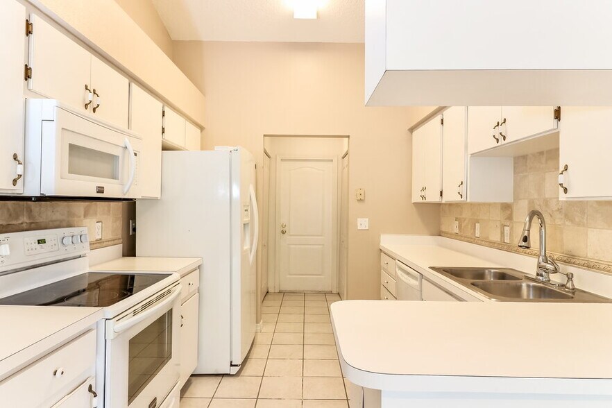 Building Photo - 656 Lakemont Dr