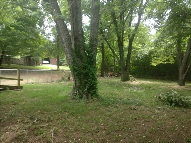 Building Photo - 1351 N Stephens Ave