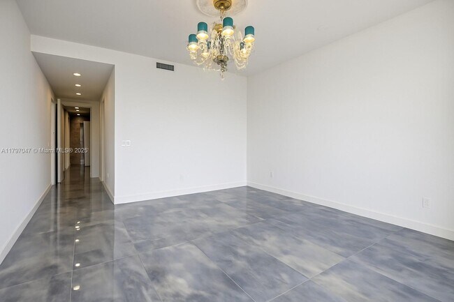 Building Photo - 1425 Brickell Ave